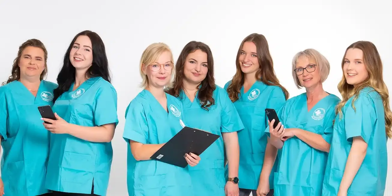 Das Team der Hansepflege-Ambulant in tuerkiser Dienstkleidung