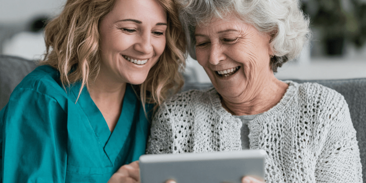 Pflegefachkraft bei einer Pflegeberatung mit einer älteren Patientin